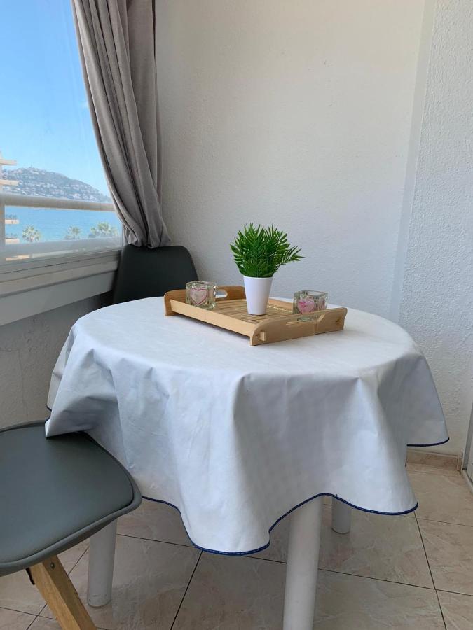Appartement Premiere Ligne De Mer Avec Piscine Roses Exteriér fotografie