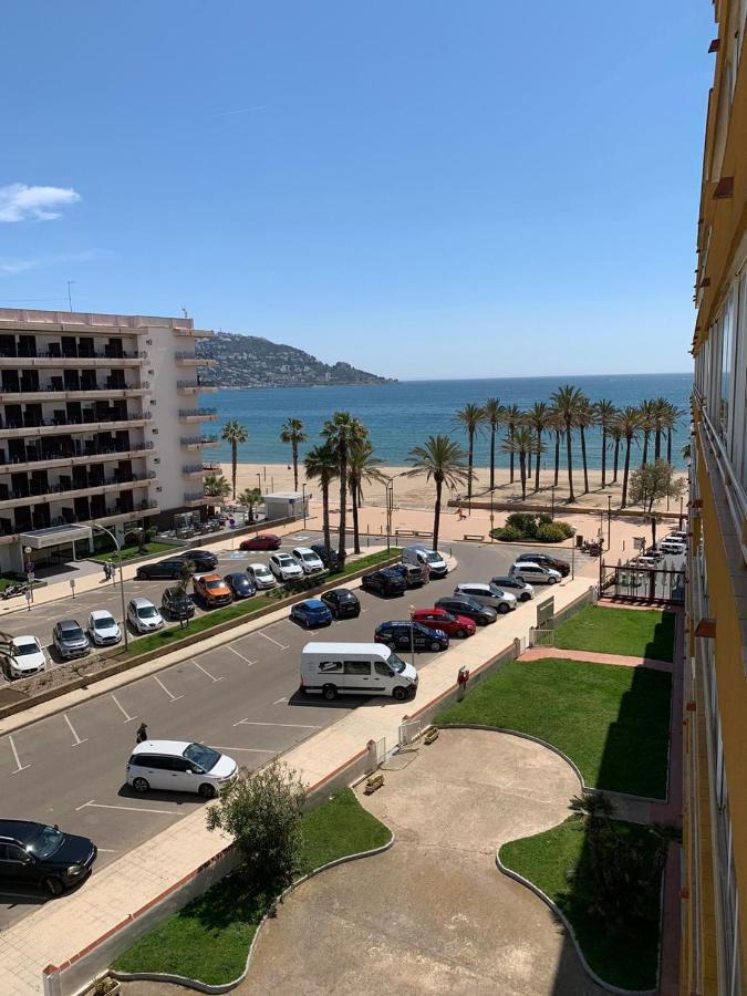Appartement Premiere Ligne De Mer Avec Piscine Roses Exteriér fotografie
