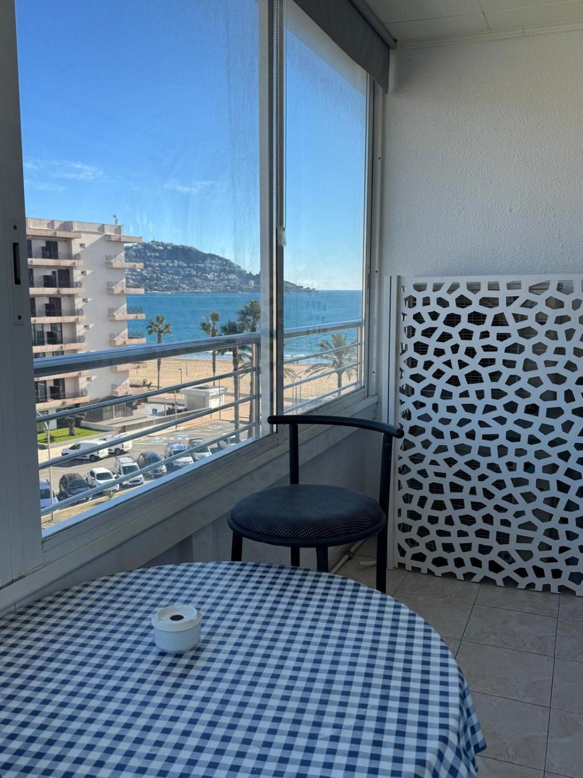 Appartement Premiere Ligne De Mer Avec Piscine Roses Exteriér fotografie
