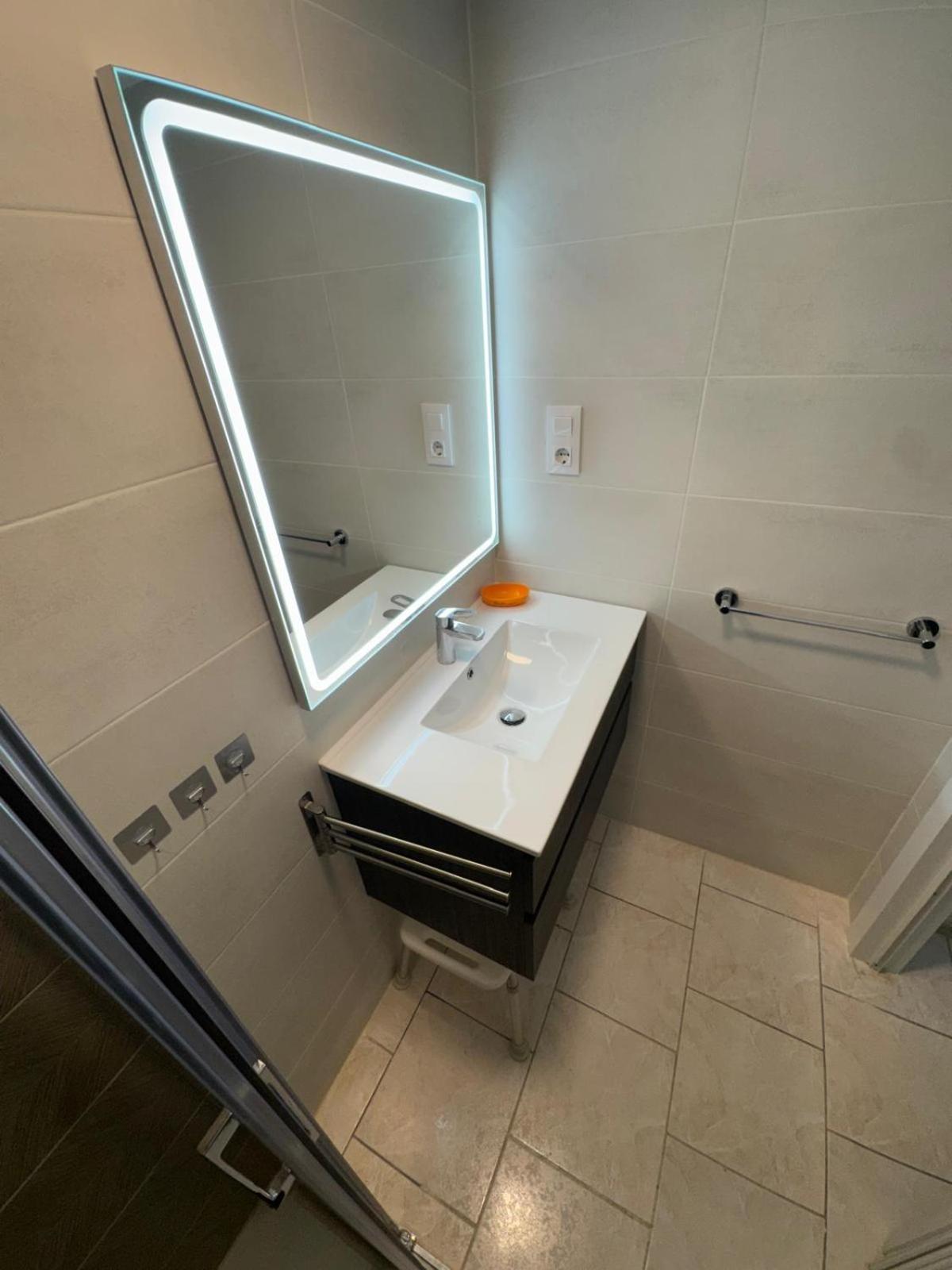 Appartement Premiere Ligne De Mer Avec Piscine Roses Exteriér fotografie